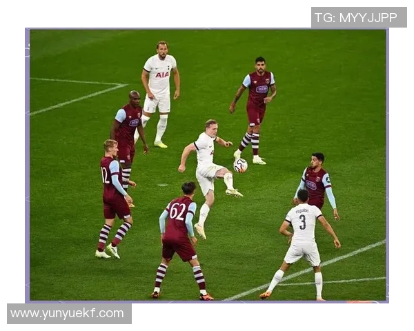 法国足球明星风采展现球场内外的魅力与荣耀